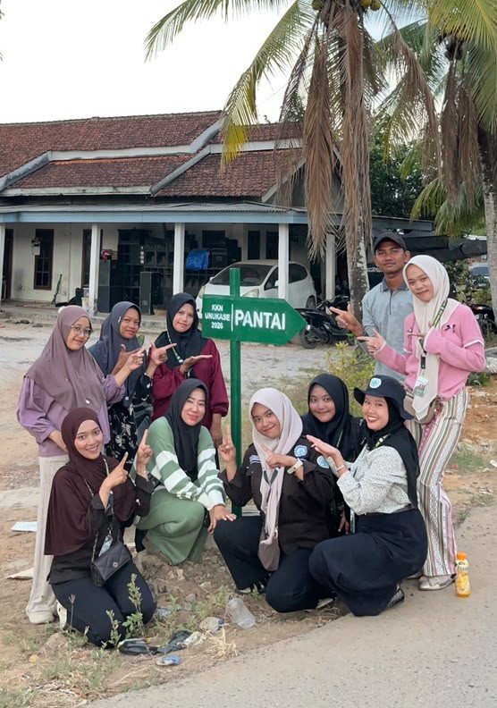 Permudah Akses, Mahasiswa KKN Pasang Plang Arah Pantai Lobsari